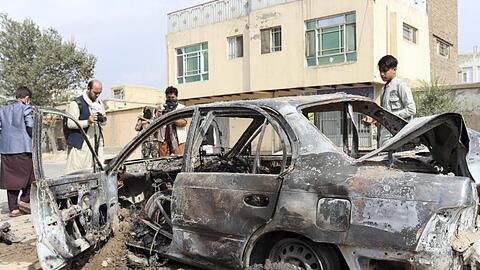 Ein durch den Raketenangriff zerstörtes Auto in Kabul.