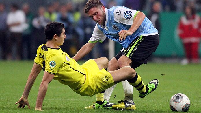 24. September 2013: Die Löwen unterliegen im DFB-Pokal dem Favoriten Borussia Dortmund mit 0:2 nach Verlängerung - hier kämpfen Sechzigs Dominik Stahl (rechts) und der damalige BVB-Torjäger Robert Lewandowski um den Ball.