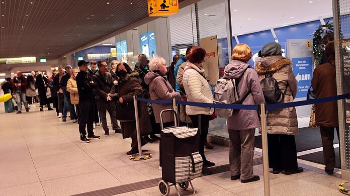 Am ersten Verkaufstag des Deutschlandstickets wurde die Schlange vor dem MVG-Kundencenter immer länger. Manche warteten bis zu einer Stunde. (Archivbild)