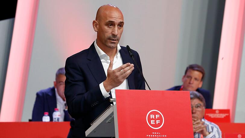 Der nach dem Kuss-Skandal umstrittene Luis Rubiales hat seinen Rücktritt als Präsident des spanischen Fußballverbandes RFEF angekündigt.