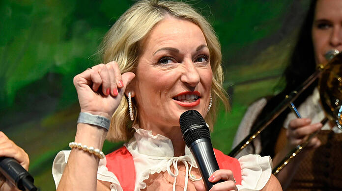 Monika Gruber berichtet von einem frechen Spruch, den sie auf dem Oktoberfest kassiert hat.