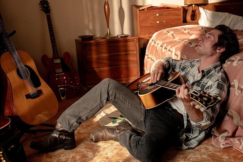 Allein in seinem Schlafzimmer komponiert Bruce Springsteen (Jeremy Allen White) die intimen Songs von „Nebraska“.