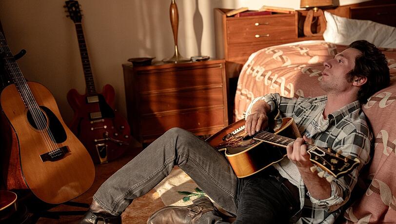 Allein in seinem Schlafzimmer komponiert Bruce Springsteen (Jeremy Allen White) die intimen Songs von „Nebraska“.