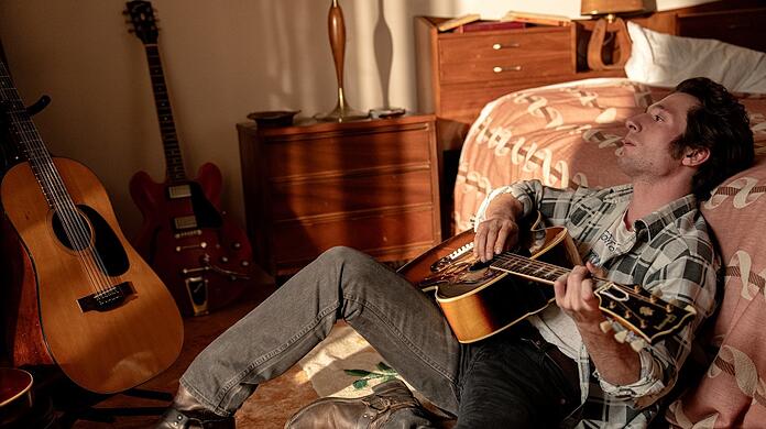 Allein in seinem Schlafzimmer komponiert Bruce Springsteen (Jeremy Allen White) die intimen Songs von „Nebraska“.