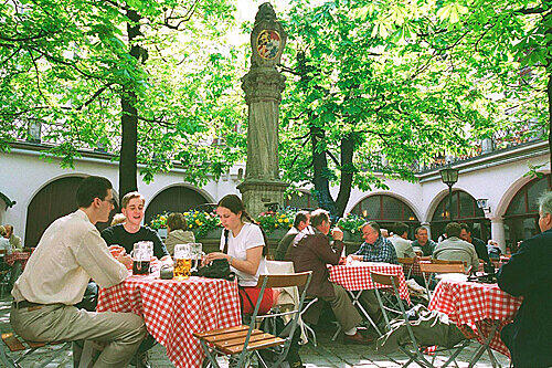 Hier geht&rsquo;s meist recht gemütlich zu &ndash; im Innenhof des weltberühmten Hofbräuhauses.