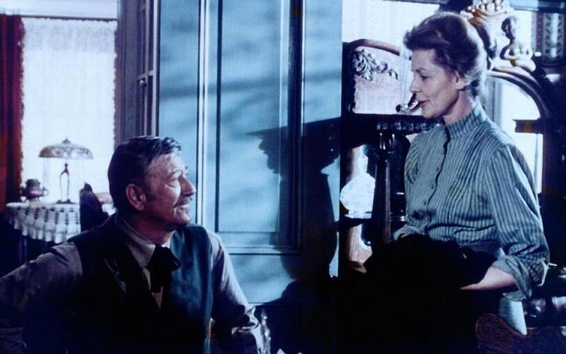 In "Der letzte Scharfschütze" spielte John Wayne an der Seite von Lauren Bacall. In "Der letzte Scharfschütze" spielte John Wayne an der Seite von Lauren Bacall.
