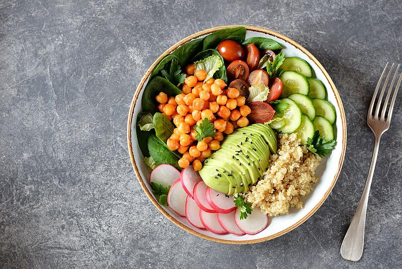 Der sogenannte Jennifer-Aniston-Salat feierte auf TikTok ein Comeback und eignet sich perfekt als Meal-Prep. F&uuml;r vier Portionen wird zuerst 150 Gramm Bulgur nach Packungsanleitung gekocht und danach vollst&auml;ndig abgek&uuml;hlt. Dann werden eine Dose Kichererbsen, eine gew&uuml;rfelte Salatgurke, eine halbe fein gehackte rote Zwiebel, 50 Gramm zerbr&ouml;selter Feta sowie jeweils zwei Essl&ouml;ffel gehackte Petersilie und Minze untergemischt.