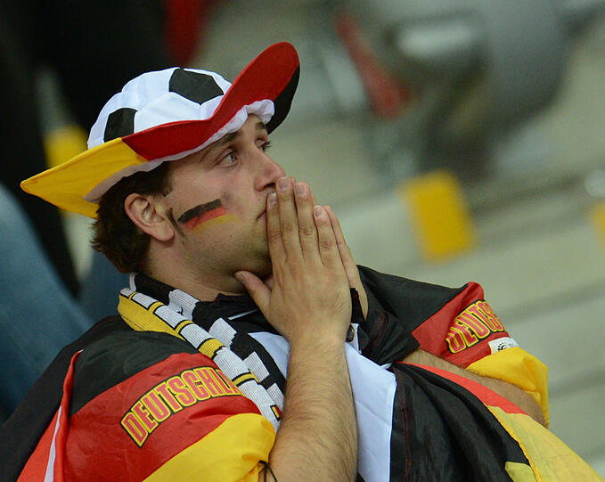 Tränen, Trauer, Tragik: Nach dem Halbfinal-K.o. gegen Italien können es viele Fans nicht fassen, dass der Traum vom EM-Titel vorbei ist. Die Bilder