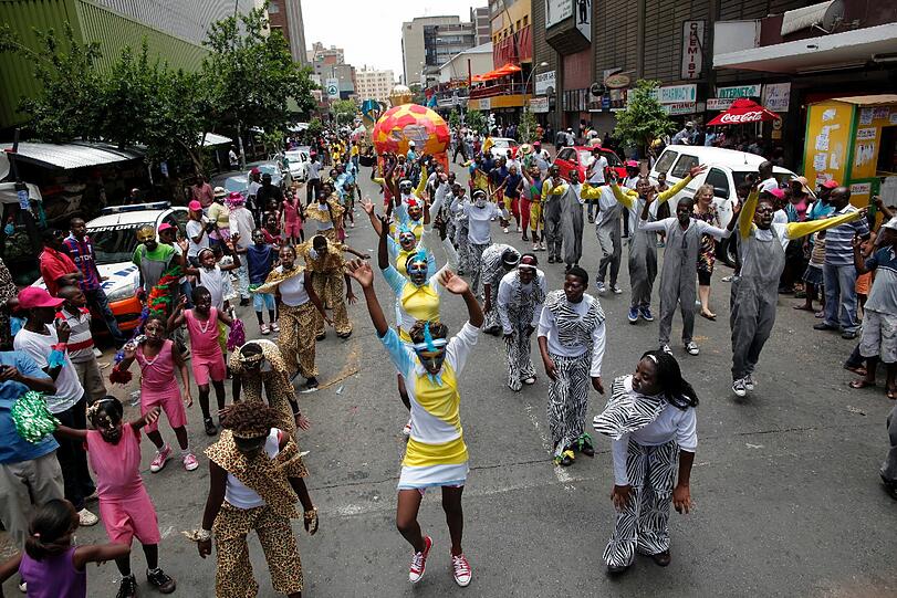 In Johannesburg in Südafrika findet jedes Jahr am 31.12 die Silvesterparade statt. Ein riesiger Karneval zieht hier durch die Innenstadt von Johannesburg und die Menschen feiern den letzten Tag des Jahres.