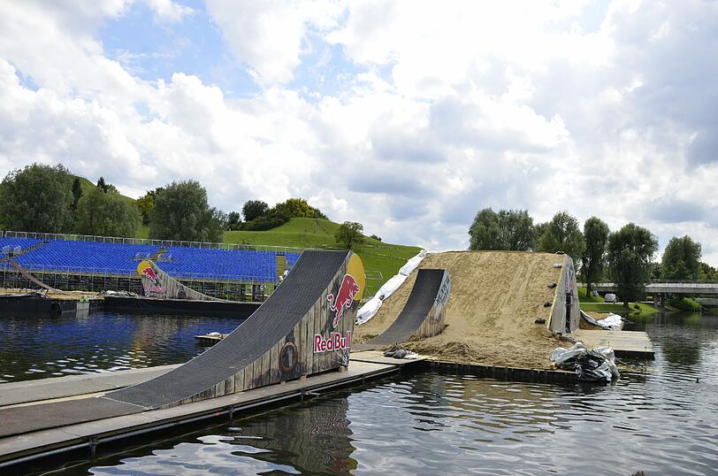 Sehen Sie hier weitere Bilder von der Strecke waghalsigen X-Fighters-Strecke auf dem Olympiasee!
