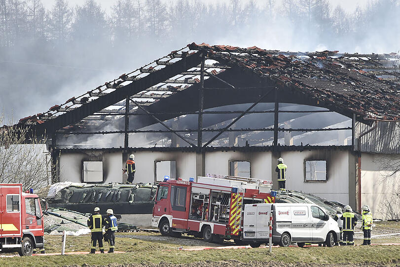 Die Lagerhalle bei Fürstenfeldbruck ist komplett abgebrannt.