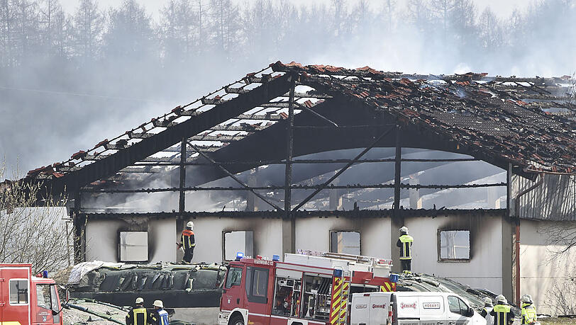 Die Lagerhalle bei Fürstenfeldbruck ist komplett abgebrannt. Die Lagerhalle bei Fürstenfeldbruck ist komplett abgebrannt.