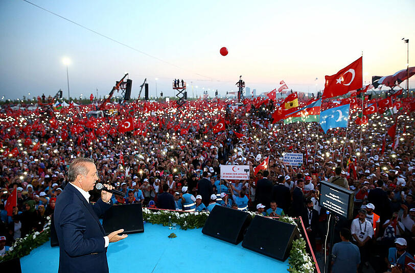 Recep Tayyip Erdogan sprach am Sonntag vor einer jubelnden Menschenmasse in Istanbul.