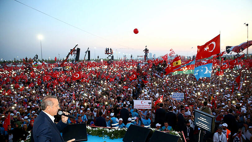 Recep Tayyip Erdogan sprach am Sonntag vor einer jubelnden Menschenmasse in Istanbul. Recep Tayyip Erdogan sprach am Sonntag vor einer jubelnden Menschenmasse in Istanbul.