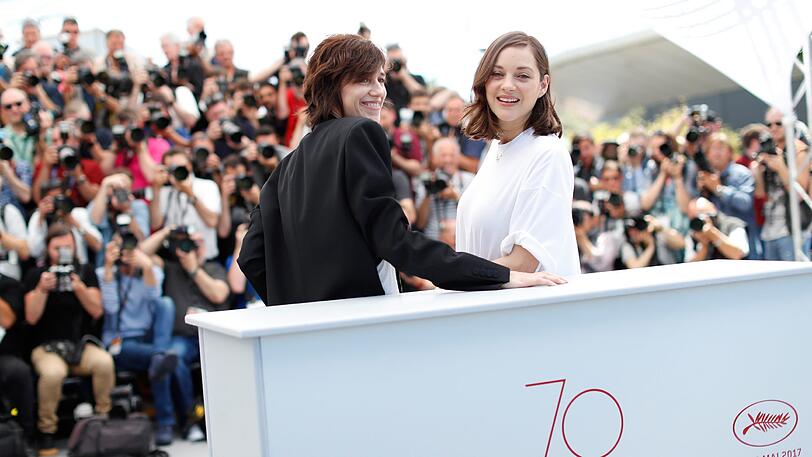 Marion Cotillard (r) und Charlotte Gainsbourg lächeln bei einem Fototermin für den Film "Les Fantômes d'Ismaël" (Ismael's Ghosts) der auf dem 70. Filmfestival in Cannes gezeigt wird.