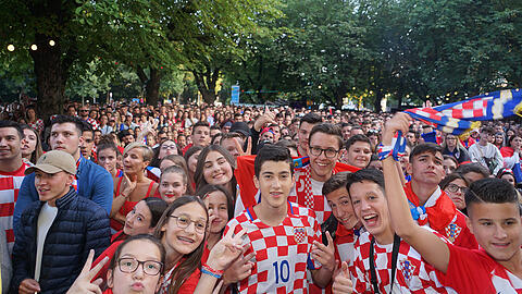 Zwischen Hoffen und Bangen im "Bussi Bussi Bavaria": Kroatien-Fans in München.