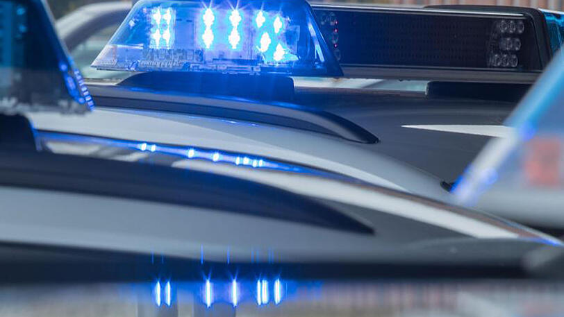 Die Polizei nimmt einen 18-Jährigen wegen versuchten Diebstahls fest.