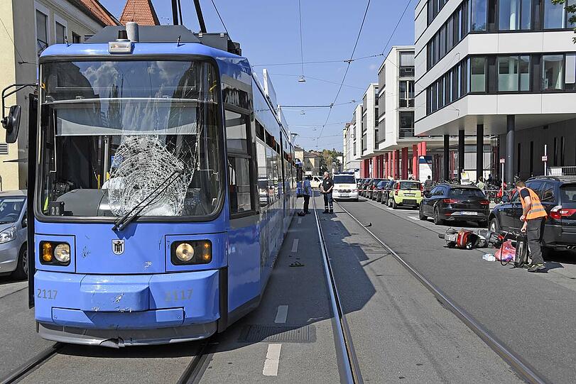 Am Freitagnachmittag kollidiert ein Roller-Fahrer mit einer Tram-Bahn und erliegt im Krankenhaus seinen Verletzungen.