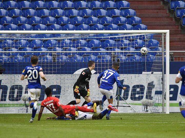 Noah Saranren Bazee (2.v.l) vom FC Augsburg erzielt das Tor zum 0:2. Foto: Martin Meissner/AP-Pool/dpa