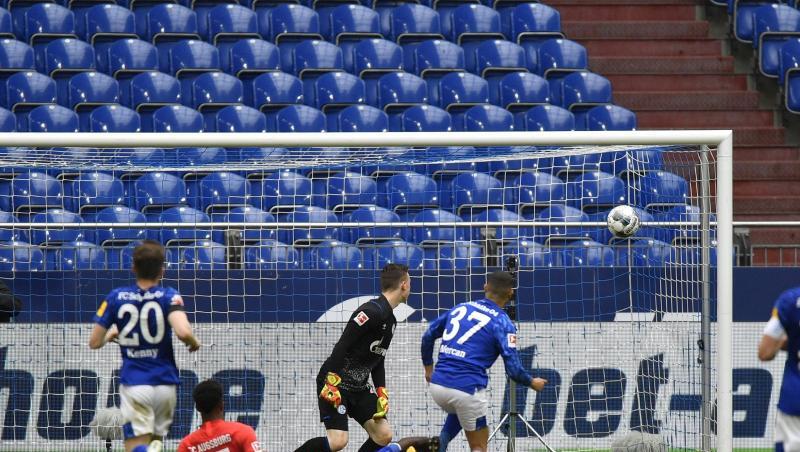 Noah Saranren Bazee (2.v.l) vom FC Augsburg erzielt das Tor zum 0:2. Foto: Martin Meissner/AP-Pool/dpa Noah Saranren Bazee (2.v.l) vom FC Augsburg erzielt das Tor zum 0:2. Foto: Martin Meissner/AP-Pool/dpa