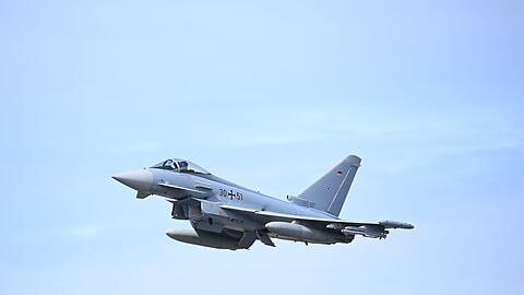 Ein Eurofighter fliegt bei der Übung "Rapid Viking 2023" über Island. Erstmals seit über 10 Jahren trainiert die Luftwaffe wieder mit Kampfflugzeugen auf Island. Der hohe Norden gewinnt zunehmend an geopolitischer Bedeutung.