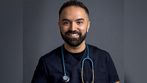 Zum "Bluey Tag" ist das neue Gesicht im Disney Channel dabei: Kinderarzt Dr. med. Vitor Gatinho alias der Kids.Doc.