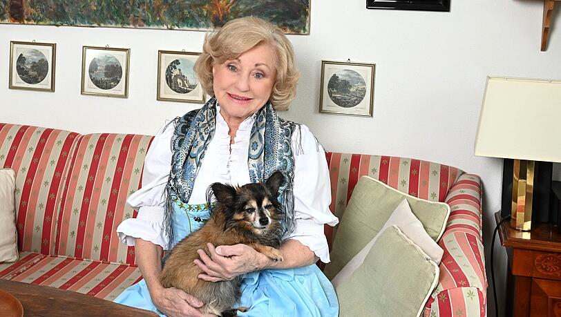 Margot Hellwig mit Hund Gustl im heimischen Wohnzimmer