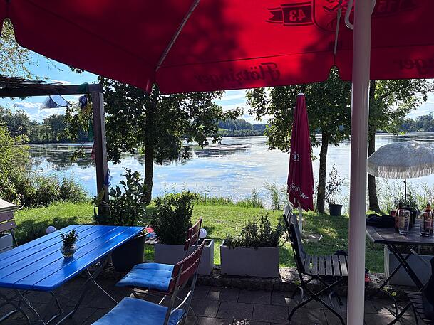 Nah am Wasser: die kleine Terrasse am Ufer. Nah am Wasser: die kleine Terrasse am Ufer.