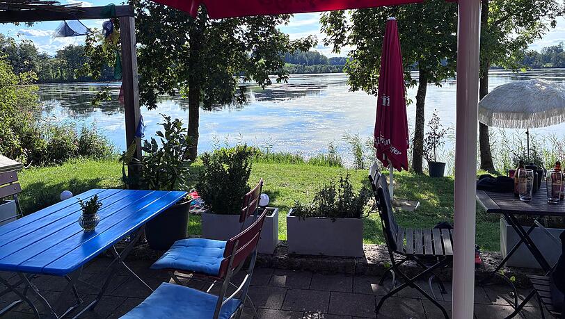 Nah am Wasser: die kleine Terrasse am Ufer. Nah am Wasser: die kleine Terrasse am Ufer.