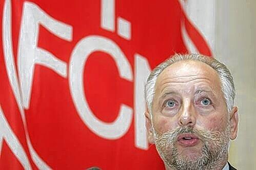 Angeblich gibt&rsquo;s einen Haftbefehl gegen Club-Vize Siggi Schneider, weil der nicht vor Gericht erschienen ist. Heute will der FCN-Funktionär alles erklären.