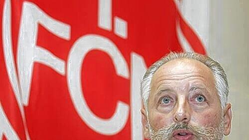 Angeblich gibt’s einen Haftbefehl gegen Club-Vize Siggi Schneider, weil der nicht vor Gericht erschienen ist. Heute will der FCN-Funktionär alles erklären. Angeblich gibt’s einen Haftbefehl gegen Club-Vize Siggi Schneider, weil der nicht vor Gericht erschienen ist. Heute will der FCN-Funktionär alles erklären.