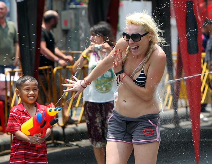 Die Bilder vom großen Songkran-Fest in Bangkok, deer größten Wasserparty der Welt.