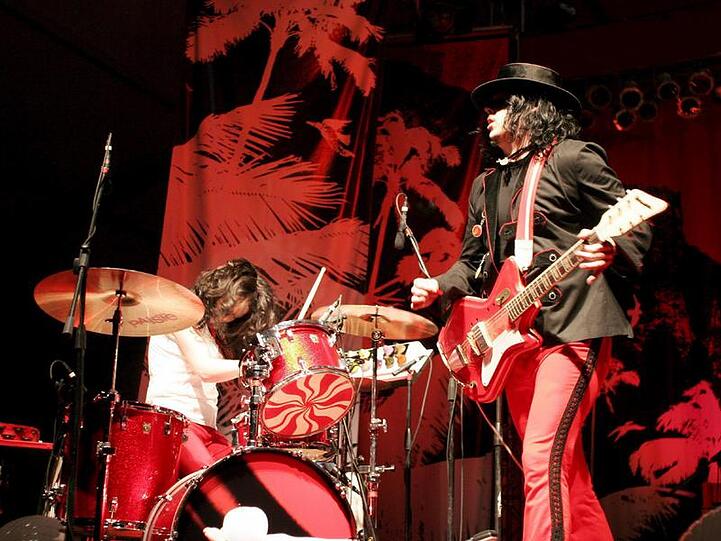 Ebenfalls rockig, aber fast schon zu oft gehört dieser Hit der inzwischen nicht mehr existenten White Stripes: "Seven Nation Army" von 2003 - besser bekannt unter "Däää-dä-dä-dä-dä-däää-däää". Genauso wie im Fußballstadion spielen die Bands ihn gerne als kurzen Tusch zum Anheizen ein.