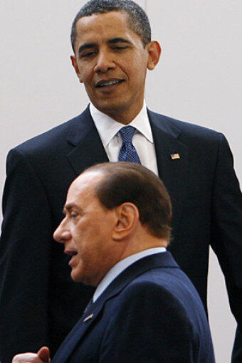 Zum Wahlsieg im November 2008 schenkte Silvio Berlusconi dem neuen US-Präsidenten Barack Obama einen seiner gelungensten Fettnäpfchen-Sprünge: "Er ist jung, gut aussehend und gut gebräunt"