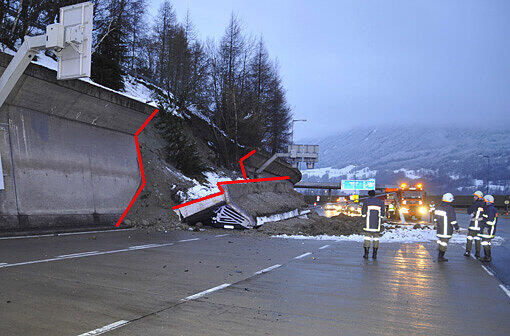 Horror-Unfall auf der Brenner-Autobahn: Eine Betonmauer hat sich von einem Hang gelöst und einen Münchner Lkw unter sich begraben. Die Bilder...