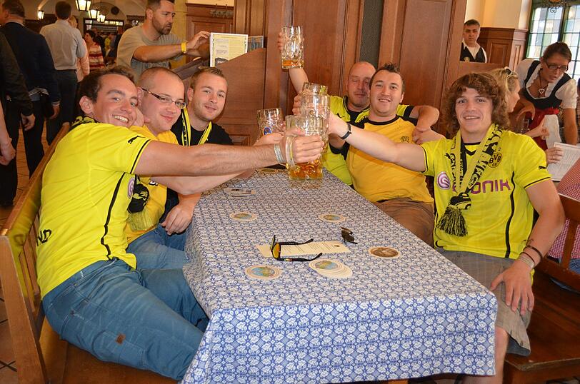 Zwei Fans direkt aus Dortmund, vier aus Belgien vom Fan-Klub BVB Tigers (ca. 100 Mitglieder):  "Wir sind insgesamt 16 Leute von den Tigers. Ich denke das wird knapp, die Sechziger werden sich den Arsch aufreißen. Das wird ein ganz knappes Ding!"