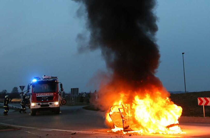 Spektakulärer Brand eines Pkw in Ampfing - die Bilder von den Löscharbeiten.