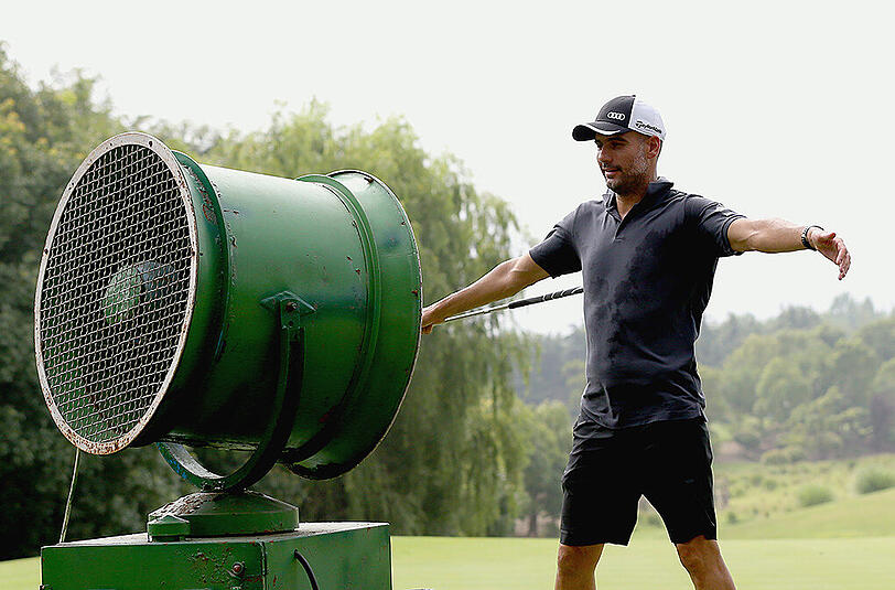Kleine Kühlpause: Pep Guardiola vor einem Ventilator auf dem Sheshan Golfplatz.
