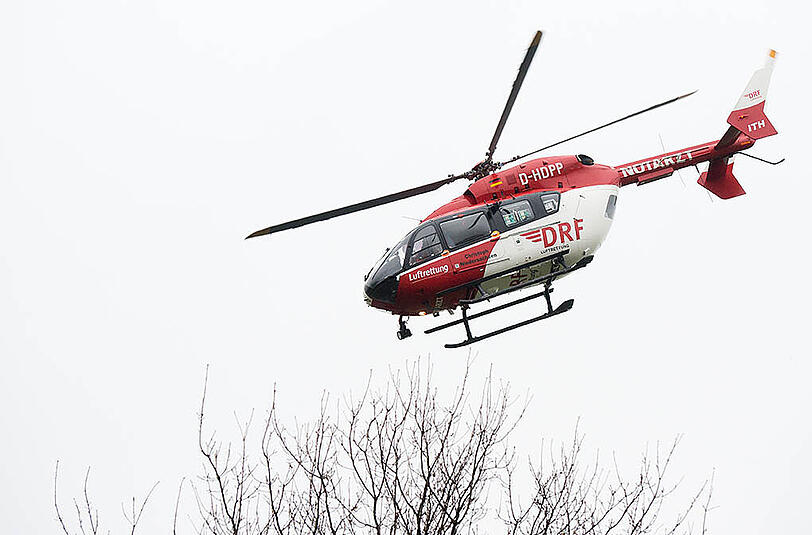 Nach der Bergung brachte ein Rettungshubschrauber den jungen Münchner in eine Klinik. Er überlebte einen Sturz aus 50 Metern. (Archivbild)