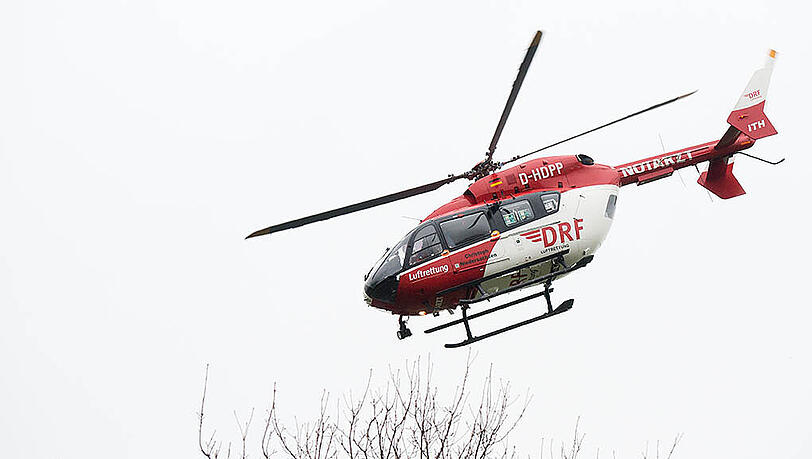 Nach der Bergung brachte ein Rettungshubschrauber den jungen Münchner in eine Klinik. Er überlebte einen Sturz aus 50 Metern. (Archivbild) Nach der Bergung brachte ein Rettungshubschrauber den jungen Münchner in eine Klinik. Er überlebte einen Sturz aus 50 Metern. (Archivbild)