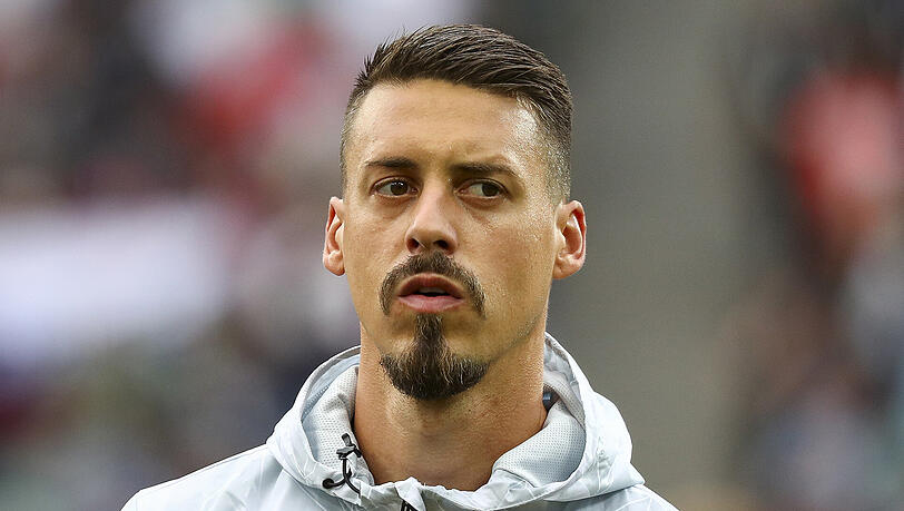 ARCHIV - Fußball: Confederations Cup, Vorrunde, Gruppe B, 2. Spieltag, Australien - Deutschland am 19.06.2017 im Fischt Stadion in Sotschi (Russland). Sandro Wagner steht bei der Mannschaftsvorstellung vor Spielbeginn auf dem Platz. ARCHIV - Fußball: Confederations Cup, Vorrunde, Gruppe B, 2. Spieltag, Australien - Deutschland am 19.06.2017 im Fischt Stadion in Sotschi (Russland). Sandro Wagner steht bei der Mannschaftsvorstellung vor Spielbeginn auf dem Platz.