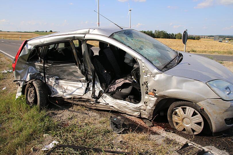 Bei Rothenburg ob der Tauber ist es am Sonntag zu einem schrecklichen Unfall gekommen. Zwei Menschen starben noch an der Unfallstelle, eine junge Frau erlag ihren Verletzungen in der darauffolgenden Nacht.
