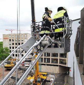 Einsatzkräfte der Feuerwehr verschalten die Fenster notdürftig.