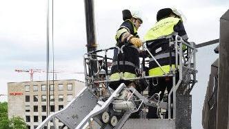 Einsatzkräfte der Feuerwehr verschalten die Fenster notdürftig. Einsatzkräfte der Feuerwehr verschalten die Fenster notdürftig.