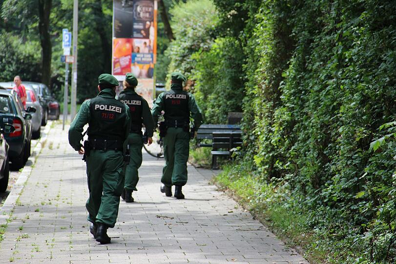 Mord in der Au: Die 91-Jährige Anna S. ist getötet worden. Die Polizei sucht im Umfeld der Wohnung in der Dollmannstraße nach Hinweisen und Spuren. Die Bilder vom Tatort...