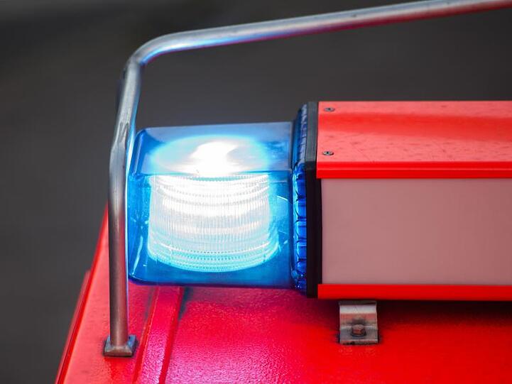 Ein Blaulicht leuchtet an einem Feuerwehrwagen. Foto: picture alliance / Daniel Bockwoldt/dpa/Archivbild