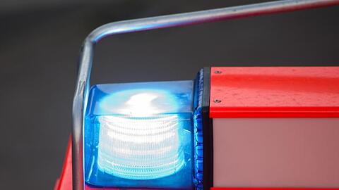 Ein Blaulicht leuchtet an einem Feuerwehrwagen. Foto: picture alliance / Daniel Bockwoldt/dpa/Archivbild