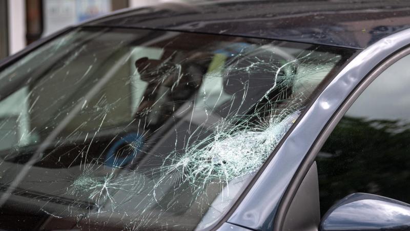 Die Frontscheibe eines Autos ist durch ein Unwetter beschädigt. Foto: Sina Schuldt/Archivbild Die Frontscheibe eines Autos ist durch ein Unwetter beschädigt. Foto: Sina Schuldt/Archivbild