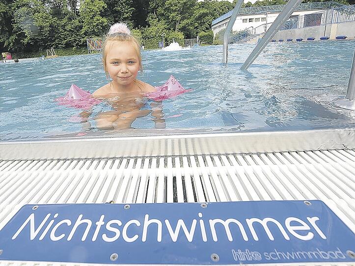 Lisa (7) traut sich ohne Schwimmflügel nicht ins Wasser des Stadionbads. Gut so, denn sie kann nicht schwimmen. Damit liegt sie leider im Trend.