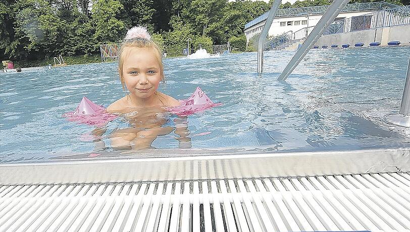 Lisa (7) traut sich ohne Schwimmflügel nicht ins Wasser des Stadionbads. Gut so, denn sie kann nicht schwimmen. Damit liegt sie leider im Trend. Lisa (7) traut sich ohne Schwimmflügel nicht ins Wasser des Stadionbads. Gut so, denn sie kann nicht schwimmen. Damit liegt sie leider im Trend.